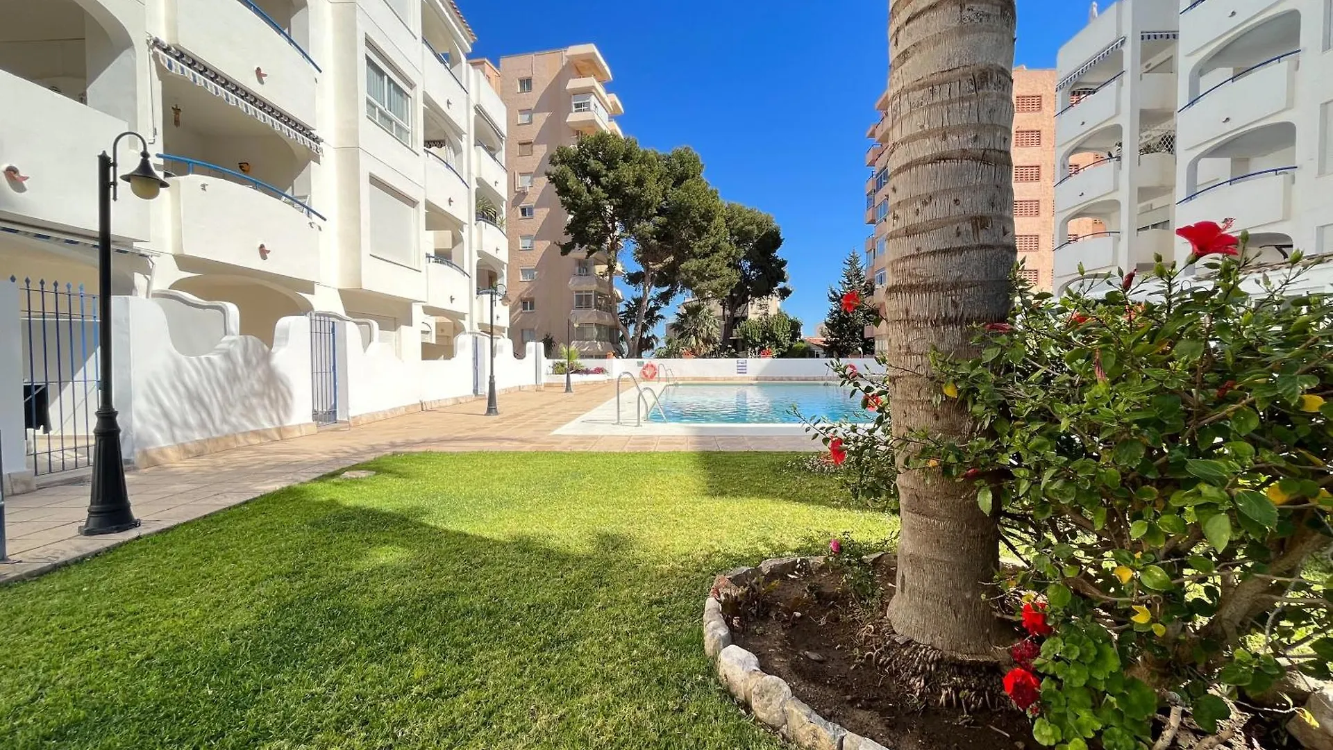 Апартаменты Appartement Spacieux Avec Terrasse Et Piscine Бенальмадена